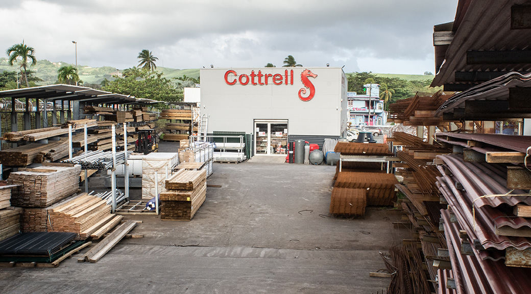 vue du parking du magasin Cottrell Martinique
